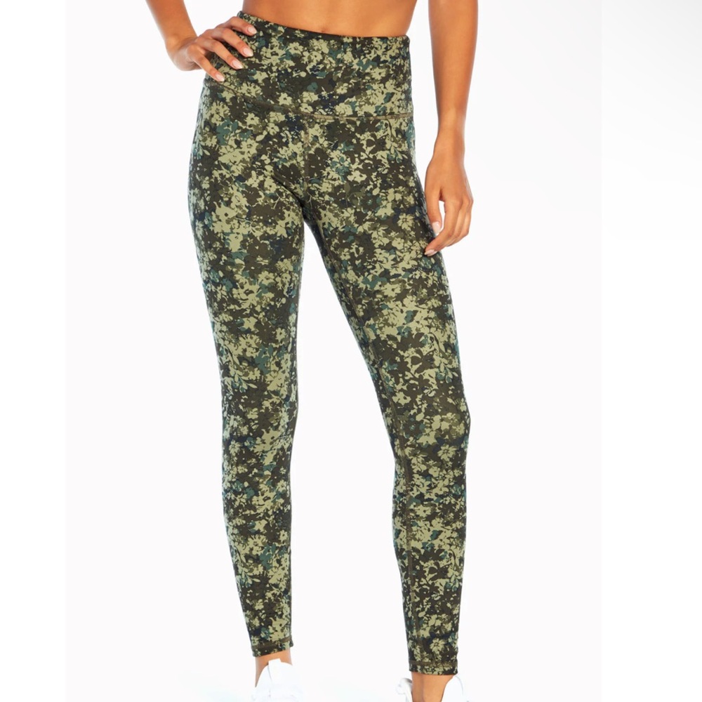 Balance Collection Contender Legging Floral Camo size M